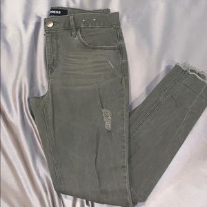 Distressed skinny jeans